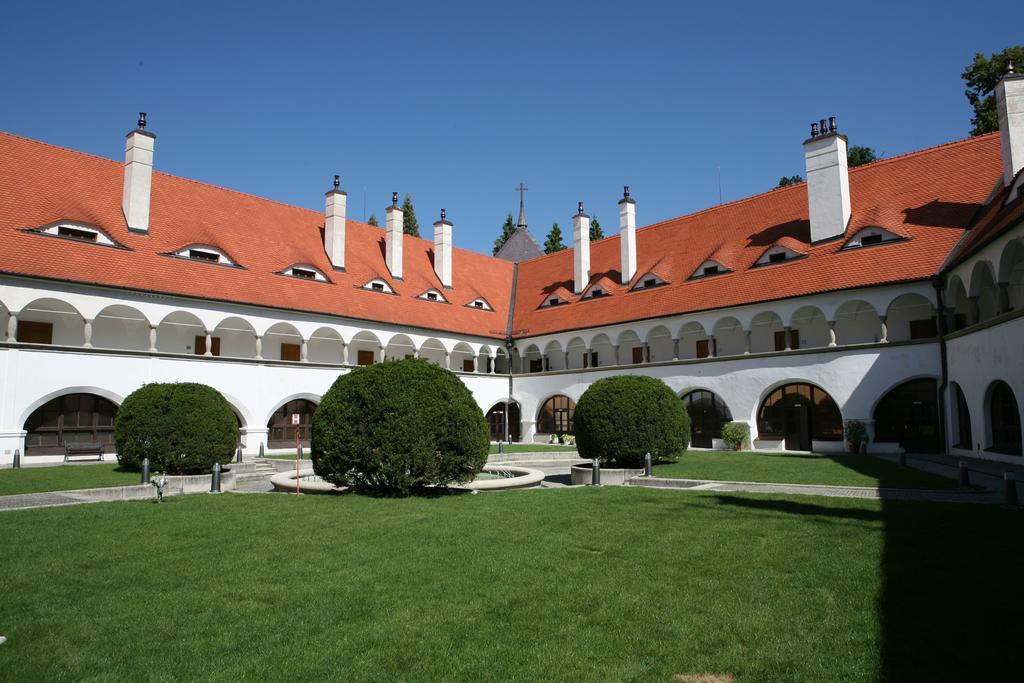 Hotel Zamok Topolcianky Exterior photo